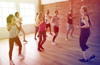 Eğitmen ile egzersiz insanlar