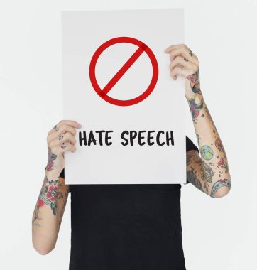 Dövmeli kişi holding afiş. 