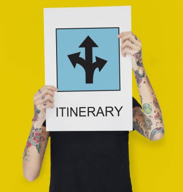 Dövmeli kişi holding afiş. 