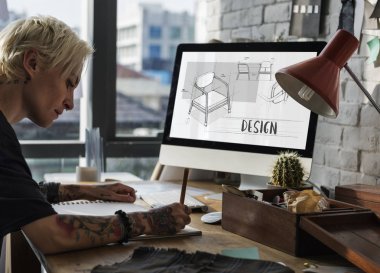Atölyede çalışan tasarımcı