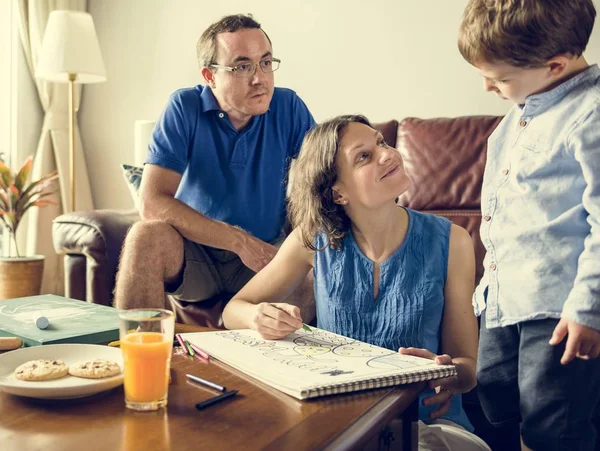 Padres pasando tiempo con su hijo . — Foto de Stock