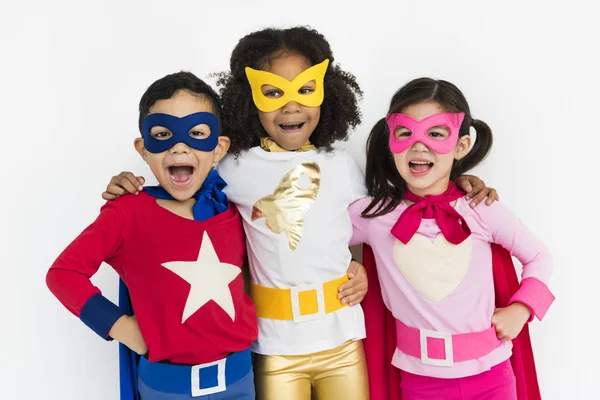 Niños con disfraces de superhéroes — Foto de Stock