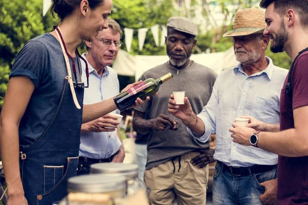 Hommes buvant du vin ensemble — Photo