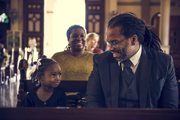 Familia rezando en la Iglesia —  Fotos de Stock