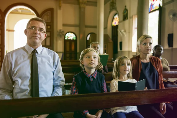 坐在教堂里的家庭 — 图库照片