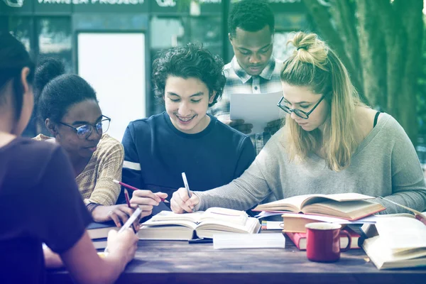 Różnorodności studentów studiujących — Zdjęcie stockowe