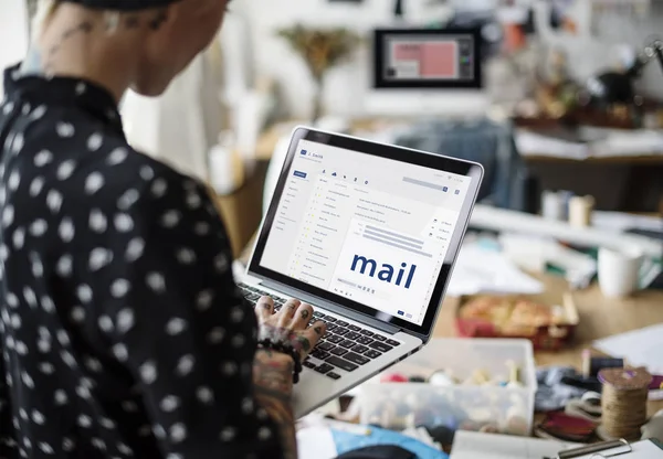 Diseñadora de moda mujer usando portátil — Foto de Stock