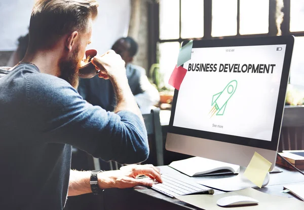 Man drinking coffee at workplace — Stock Photo, Image