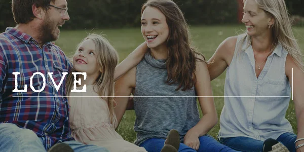 Familia relajándose en la hierba — Foto de Stock