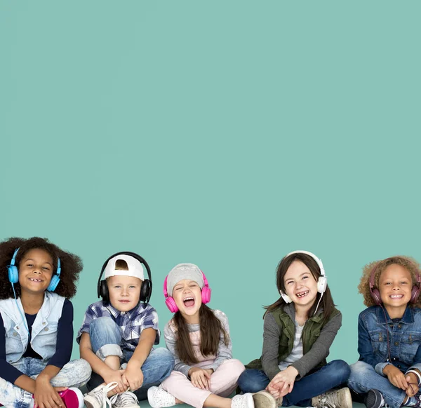 Gruppe von Kindern mit Kopfhörern — Stockfoto