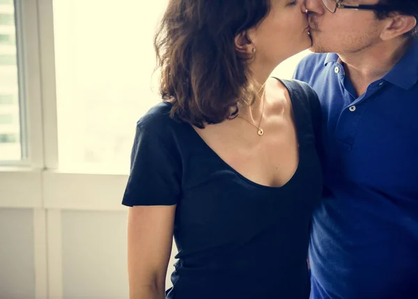 Marido e esposa beijando — Fotografia de Stock