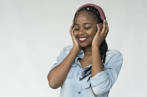 African american vrouw met hoofdtelefoon — Stockfoto