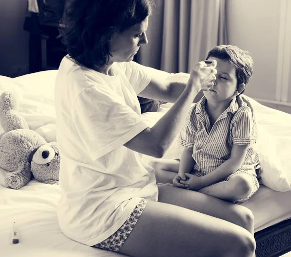 Mother checking body temperature — Stock Photo, Image