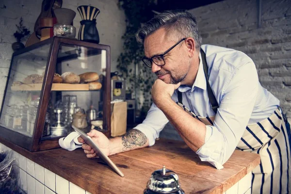 Man Apron Shop Working Using Digital Tablet Original Photoset — Stock Photo, Image