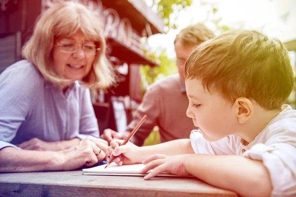 Grands-parents et petit-fils dessin — Photo