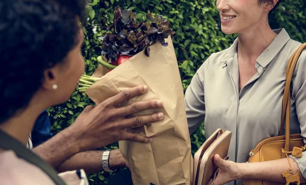 Pessoas comprando vegetais — Fotografia de Stock