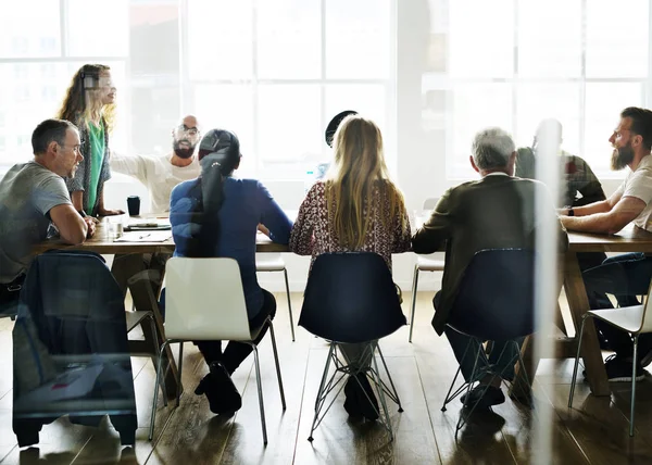 Multiethnische Menschen treffen sich im Seminar — Stockfoto