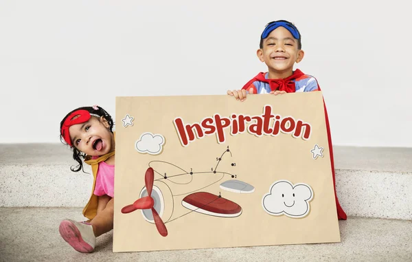 Kids holding card — Stock Photo, Image