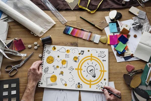 Person hands drawing at table — Stock Photo, Image