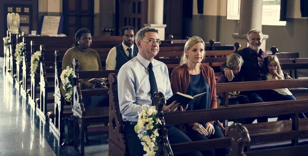 Människor som ber i kyrkan — Stockfoto