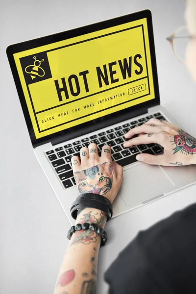 Tattooed person typing on laptop. — Stock Photo, Image