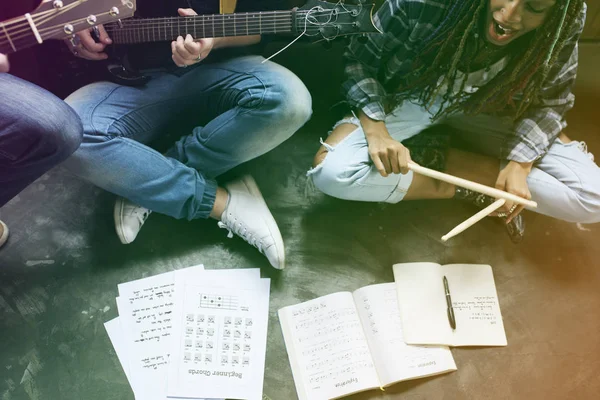 Banda de música cantando canción — Foto de Stock