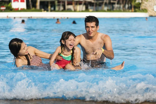 Familia feliz en la piscina — Foto de Stock