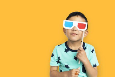 3D gözlük sopa üzerinde tutan çocuk    