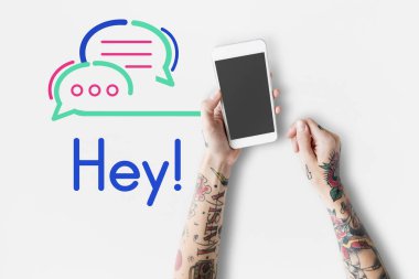 Akıllı telefon kullanan dövmeli kişi.