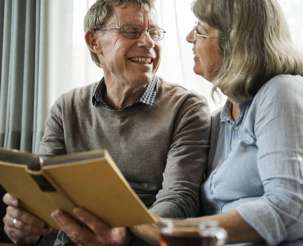 Feliz pareja de ancianos —  Fotos de Stock