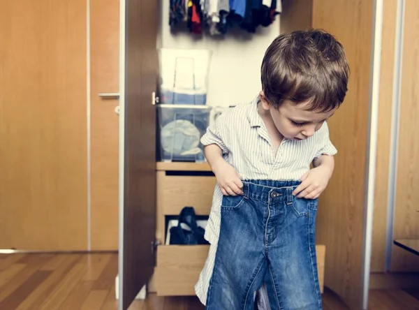 Лайтл хлопчик одягається штанів — стокове фото