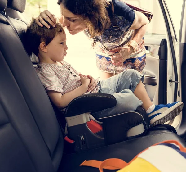 Ответственные мать и сын в машине — стоковое фото