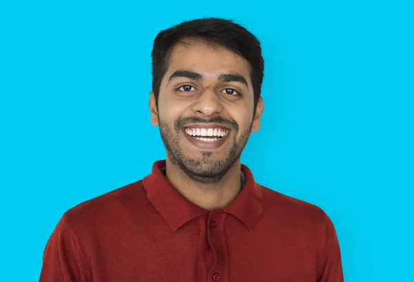 Indiase man in een rood shirt — Stockfoto