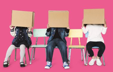 çocuklar kafaları kutuları ile kaplama 