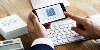 Akıllı telefon kullanan iş adamı