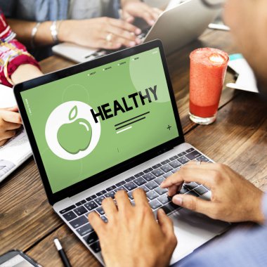 dizüstü bilgisayar kullanan adam resmini kırpılmış