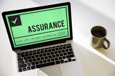 çalışma alanı tablo açılan laptop