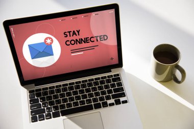 Açık çalışma tablosu üstünde laptop