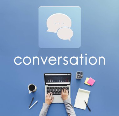 Dizüstü bilgisayarda yazan kişi