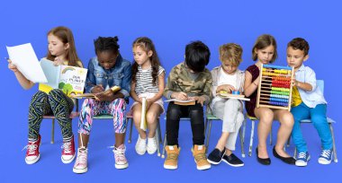 Eğitim ve hometask yapıyor çocuk