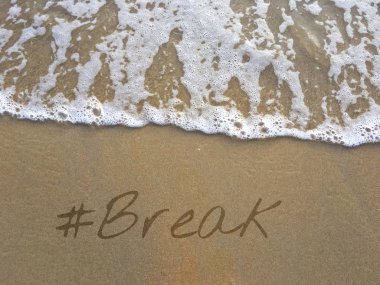 Sahilde inişli çıkışlı dalga