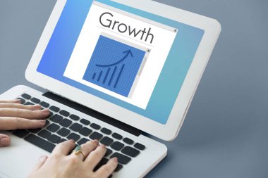 Dizüstü bilgisayarda yazan kadın klavyesi