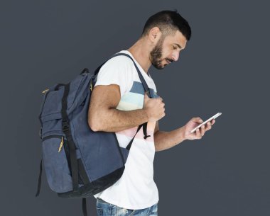 adam akıllı telefon kullanma sırt çantası ile