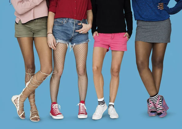 Les jambes de l'adolescente dans le studio — Photo