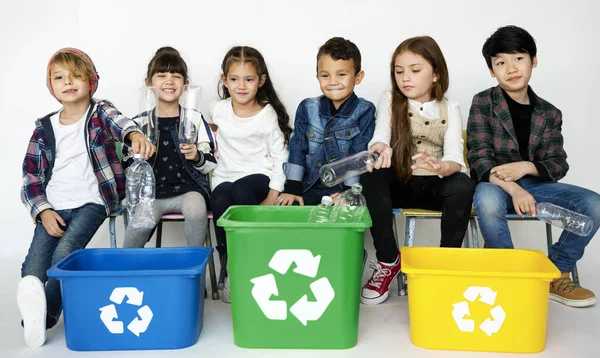 Niños con botellas de plástico — Foto de Stock