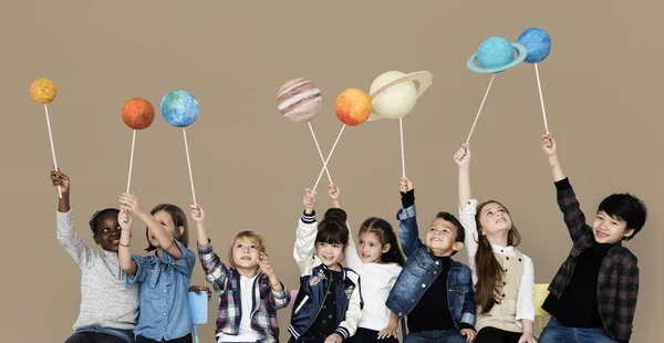 Bambini Holding sistema solare — Foto Stock