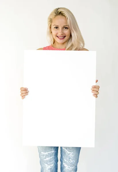 Mulher segurando banner em branco — Fotografia de Stock