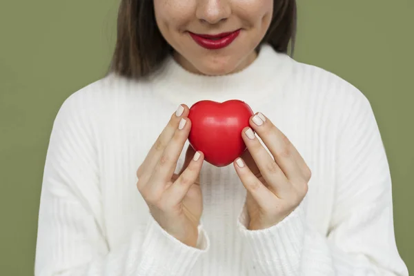 Mujer sosteniendo juguete rojo corazón —  Fotos de Stock