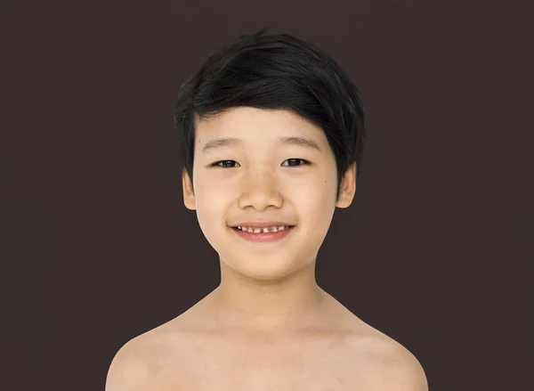 裸の胸の陽気なアジアの少年 — ストック写真