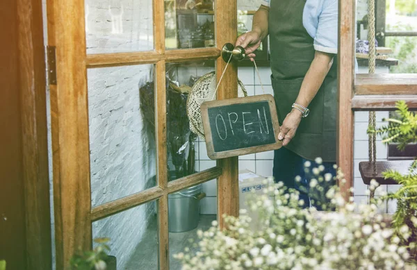 ahşap açık işareti penceresinde asılı adam 